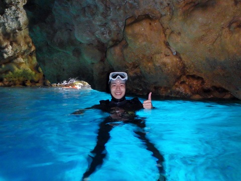水面青の洞窟
