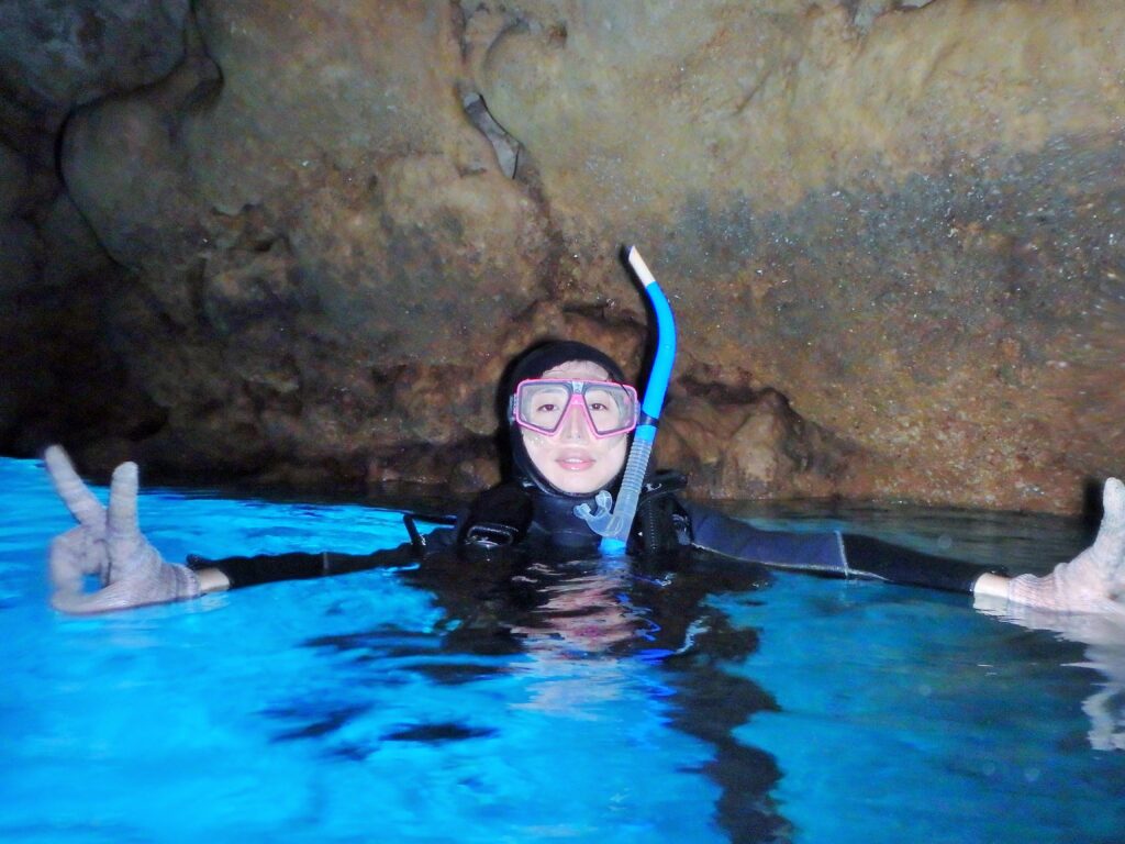 神秘的な「青の洞窟」