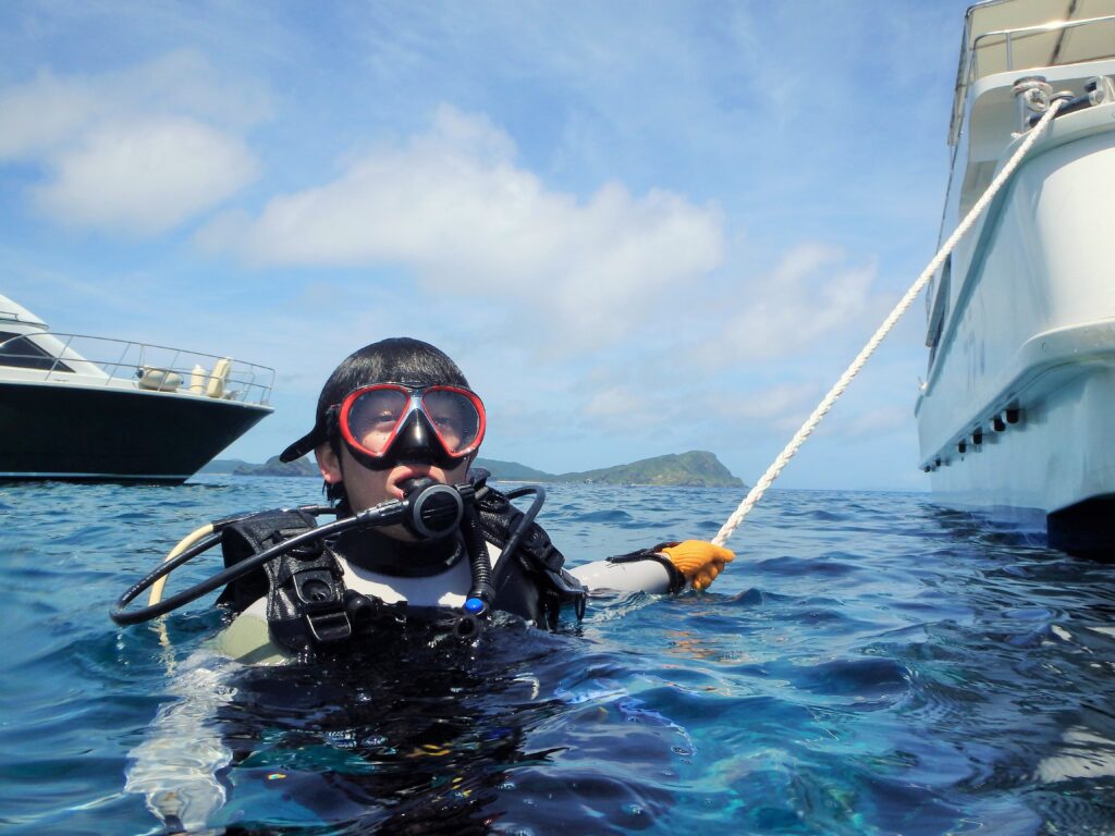 潜降時にロープを使う　ダイビング