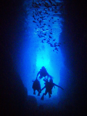 青の洞窟でダイビング