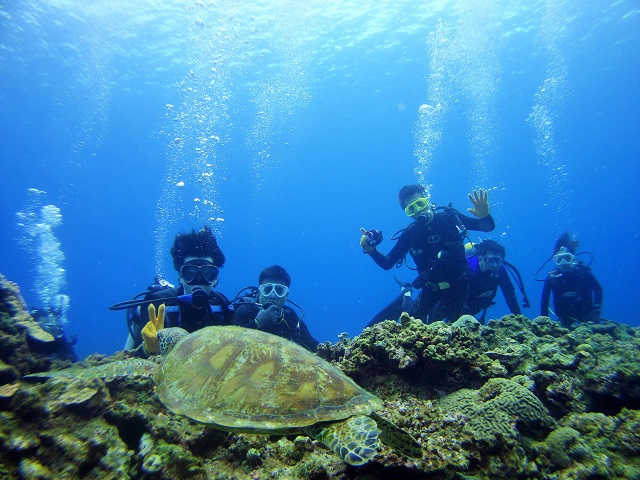 沖縄慶良間でウミガメと記念撮影